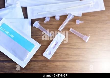 Résultat de test négatif Covid-19 avec kit de test rapide d'antigène (ATK) COV-2 du SRAS ou kit nasal de test rapide d'antigène. Concept de protection infectieuse du coronavirus. Banque D'Images