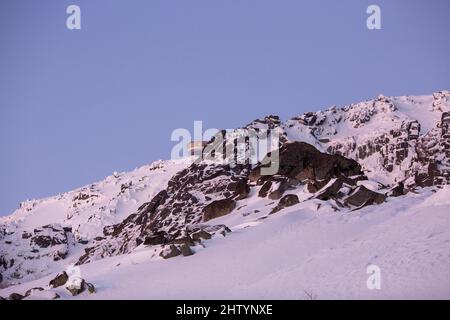 Belle vue sur le mont Vitosha recouvert de neige au lever du soleil à Sofia, Bulgarie Banque D'Images