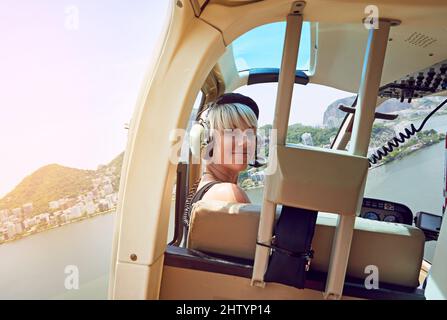 Vue panoramique sur Rio. Photo d'une jeune femme dans le siège passager d'un hélicoptère survolant Rio. Banque D'Images