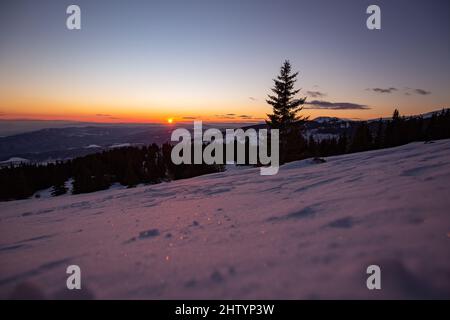 Belle vue sur le mont Vitosha recouvert de neige au lever du soleil à Sofia, Bulgarie Banque D'Images