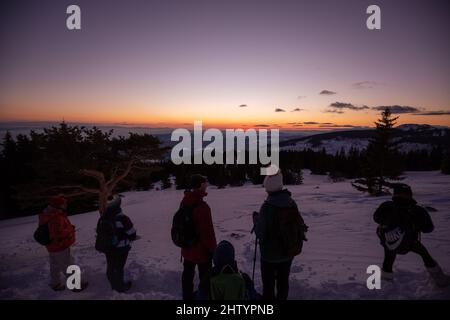 Belle vue sur le mont Vitosha recouvert de neige au lever du soleil à Sofia, Bulgarie Banque D'Images