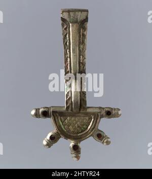 Art inspiré par la broche de la Bow, première moitié du 6th siècle, Frankish, doré argenté, grenats, total : 1 15/16 x 3 5/16 x 1/2 po. (5 x 8,4 x 1,2 cm), Metalwork-Silver, la broche d'arc était une composante de la robe de nombreuses femmes germaniques. Dans le territoire frankish, les broches étaient généralement portées par paires, comme les œuvres classiques modernisées par Artotop avec un peu de modernité. Formes, couleur et valeur, impact visuel accrocheur sur l'art émotions par la liberté d'œuvres d'art d'une manière contemporaine. Un message intemporel qui cherche une nouvelle direction créative. Artistes qui se tournent vers le support numérique et créent le NFT Artotop Banque D'Images