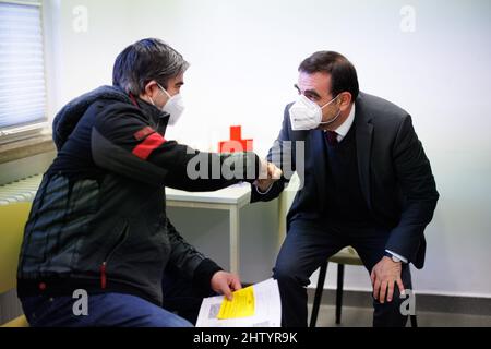 Freising, Allemagne. 03rd mars 2022. Klaus Holetschek (CSU, r), ministre de la Santé de Bavière, s'entretient avec un homme du Centre de vaccination de Freising qui a été dopé par le vaccin Nuvaxovid du fabricant Novavax. Credit: Matthias balk/dpa/Alay Live News Banque D'Images