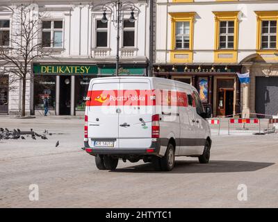 Poczta Polska, poste polonais administration postale nationale service de traitement du courrier un seul véhicule de livraison de courrier, van. Services postaux de l'État, scen de la ville Banque D'Images