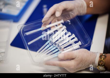 Freising, Allemagne. 03rd mars 2022. Une infirmière tient un plateau de seringues contenant le vaccin Nuvaxovid du fabricant Novavax au Centre de vaccination de Freising. Credit: Matthias balk/dpa/Alay Live News Banque D'Images