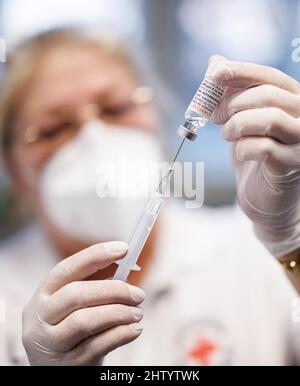 Freising, Allemagne. 03rd mars 2022. Une infirmière prélève le vaccin Nuvaxovid du fabricant Novavax sur une seringue au centre de vaccination de Freising. Credit: Matthias balk/dpa/Alay Live News Banque D'Images