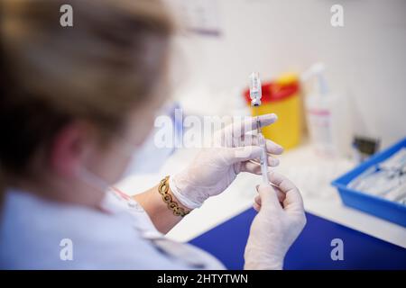 Freising, Allemagne. 03rd mars 2022. Une infirmière prélève le vaccin Nuvaxovid du fabricant Novavax sur une seringue au centre de vaccination de Freising. Credit: Matthias balk/dpa/Alay Live News Banque D'Images