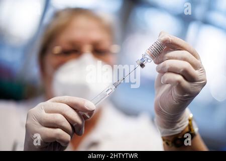 Freising, Allemagne. 03rd mars 2022. Une infirmière prélève le vaccin Nuvaxovid du fabricant Novavax sur une seringue au centre de vaccination de Freising. Credit: Matthias balk/dpa/Alay Live News Banque D'Images