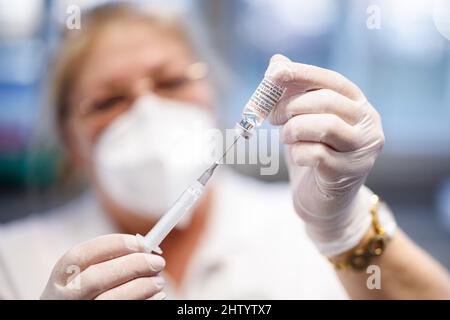 Freising, Allemagne. 03rd mars 2022. Une infirmière prélève le vaccin Nuvaxovid du fabricant Novavax sur une seringue au centre de vaccination de Freising. Credit: Matthias balk/dpa/Alay Live News Banque D'Images