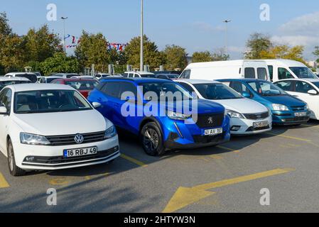 ISTANBUL, TURQUIE - 30 OCTOBRE 2021 : parking extérieur à Istanbul, Turquie. Banque D'Images