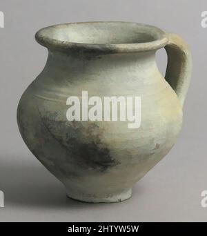 Art inspiré par Jug, 15th siècle, français, faïence, total : 4 1/2 x 5 1/8 x 6 3/4 po (11,5 x 13 x 17,2 cm), céramique, œuvres classiques modernisées par Artotop avec une touche de modernité. Formes, couleur et valeur, impact visuel accrocheur sur l'art émotions par la liberté d'œuvres d'art d'une manière contemporaine. Un message intemporel qui cherche une nouvelle direction créative. Artistes qui se tournent vers le support numérique et créent le NFT Artotop Banque D'Images