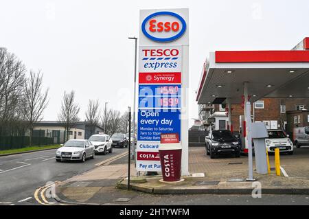 Brighton UK 3rd mars 2022 - les prix élevés du carburant dans une station essence Esso à Woodingdean près de Brighton comme le prix du pétrole continue d'augmenter dans le monde entier et avec l'invasion russe de l'Ukraine continue : crédit Simon Dack / Alay Live News Banque D'Images