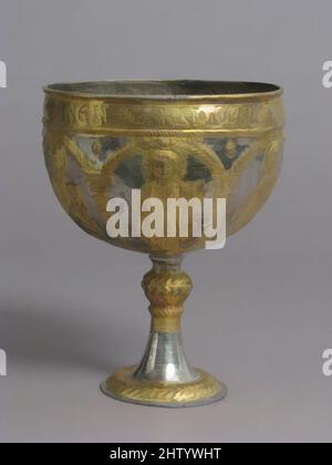 Art inspiré par le Trésor Attarouthi - Chalice, 500–650, fabriqué à Attarouthi, Syrie, byzantin, Argent et argent doré, total : 7 13/16 × 6 3/16 po, 12,4oz. (19,9 × 15,7 cm, 351g), Metalwork-Silver, avec un Christ jeune avec un halo cruciforme flanqué d'un saint diacre avec censeur, oeuvres classiques modernisées par Artotop avec une touche de modernité. Formes, couleur et valeur, impact visuel accrocheur sur l'art émotions par la liberté d'œuvres d'art d'une manière contemporaine. Un message intemporel qui cherche une nouvelle direction créative. Artistes qui se tournent vers le support numérique et créent le NFT Artotop Banque D'Images