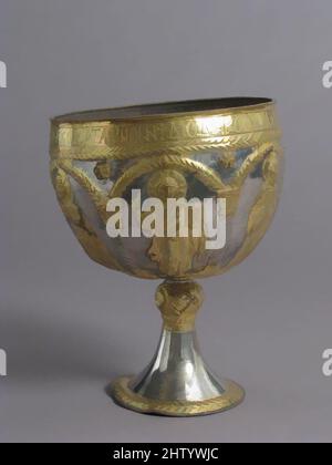 Art inspiré par le Trésor Attarouthi - Chalice, 500–650, fabriqué à Attarouthi, Syrie, byzantin, Argent et argent doré, total : 8 1/16 × 6 1/4 po, 12,2oz. (20,4 × 15,9 cm, 347g), Metalwork-Silver, avec un Christ jeune avec un halo cruciforme flanqué d'un Saint diacre tenant un, oeuvres classiques modernisées par Artotop avec une touche de modernité. Formes, couleur et valeur, impact visuel accrocheur sur l'art émotions par la liberté d'œuvres d'art d'une manière contemporaine. Un message intemporel qui cherche une nouvelle direction créative. Artistes qui se tournent vers le support numérique et créent le NFT Artotop Banque D'Images