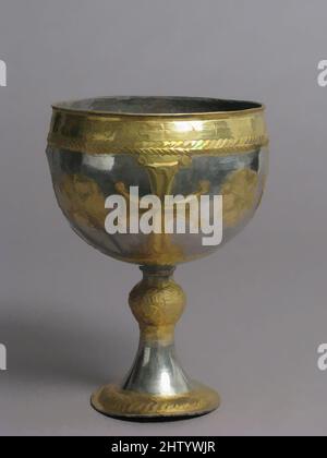 Art inspiré par le Trésor Attarouthi - Chalice, 500–650, fabriqué à Attarouthi, Syrie, byzantin, Argent et argent doré, total : 8 1/8 × 5 7/8 po, 12,7oz. (20,7 × 14,9 cm, 360g), Metalwork-Silver, avec étoiles et croix. Inscrit en grec: De Saint Jean du village de Tarocy, oeuvres classiques modernisées par Artotop avec un peu de modernité. Formes, couleur et valeur, impact visuel accrocheur sur l'art émotions par la liberté d'œuvres d'art d'une manière contemporaine. Un message intemporel qui cherche une nouvelle direction créative. Artistes qui se tournent vers le support numérique et créent le NFT Artotop Banque D'Images