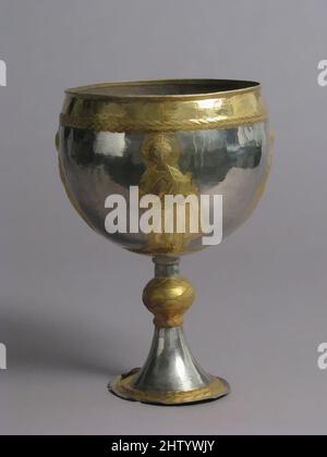 Art inspiré par le Trésor Attarouthi - Chalice, 500–650, fabriqué à Attarouthi, Syrie, byzantin, Argent et argent doré, total : 9 7/16 × 6 11/16 po, 12,6oz. (23,9 × 17 cm, 356g), Metalwork-Silver, avec un Christ jeune avec un halo cruciforme, un Saint diacre avec un censeur (, oeuvres classiques modernisées par Artotop avec un peu de modernité. Formes, couleur et valeur, impact visuel accrocheur sur l'art émotions par la liberté d'œuvres d'art d'une manière contemporaine. Un message intemporel qui cherche une nouvelle direction créative. Artistes qui se tournent vers le support numérique et créent le NFT Artotop Banque D'Images