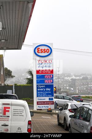 Brighton UK 3rd mars 2022 - les prix élevés du carburant dans une station essence Esso à Woodingdean près de Brighton comme le prix du pétrole continue d'augmenter dans le monde entier et avec l'invasion russe de l'Ukraine continue : crédit Simon Dack / Alay Live News Banque D'Images