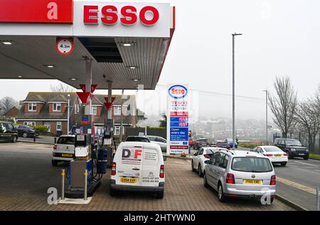 Brighton UK 3rd mars 2022 - les prix élevés du carburant dans une station essence Esso à Woodingdean près de Brighton comme le prix du pétrole continue d'augmenter dans le monde entier et avec l'invasion russe de l'Ukraine continue : crédit Simon Dack / Alay Live News Banque D'Images