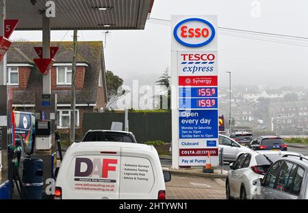 Brighton UK 3rd mars 2022 - les prix élevés du carburant dans une station essence Esso à Woodingdean près de Brighton comme le prix du pétrole continue d'augmenter dans le monde entier et avec l'invasion russe de l'Ukraine continue : crédit Simon Dack / Alay Live News Banque D'Images