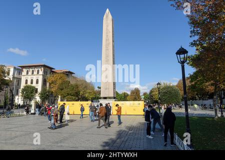 ISTANBUL-TURQUIE, 22 JUILLET 2021 : Obélisque de Theodosius (Obélisque égyptien) près de la Mosquée bleue (Sultanahmet camii) dans l'ancien hippodrome. Banque D'Images