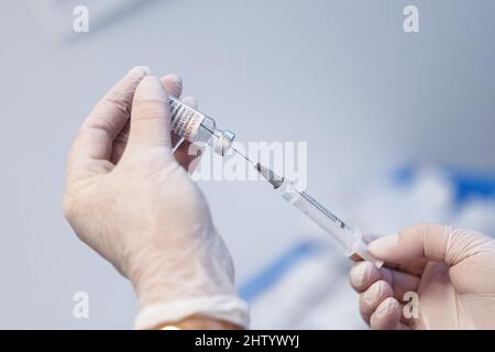 Freising, Allemagne. 03rd mars 2022. Une infirmière prélève le vaccin Nuvaxovid du fabricant Novavax sur une seringue au centre de vaccination de Freising. Credit: Matthias balk/dpa/Alay Live News Banque D'Images