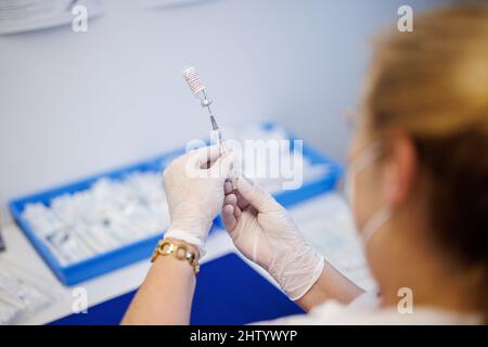 Freising, Allemagne. 03rd mars 2022. Une infirmière prélève le vaccin Nuvaxovid du fabricant Novavax sur une seringue au centre de vaccination de Freising. Credit: Matthias balk/dpa/Alay Live News Banque D'Images