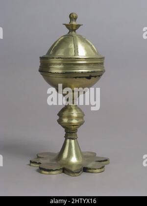 Art inspiré par Ciborium, 16th siècle, pays-Bas du Sud, alliage de cuivre, doré, Total : 8 1/2 x 4 9/16 po (21,6 x 11,6 cm), Metalwork-alliage de cuivre, oeuvres classiques modernisées par Artotop avec une touche de modernité. Formes, couleur et valeur, impact visuel accrocheur sur l'art émotions par la liberté d'œuvres d'art d'une manière contemporaine. Un message intemporel qui cherche une nouvelle direction créative. Artistes qui se tournent vers le support numérique et créent le NFT Artotop Banque D'Images