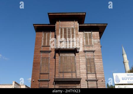 ISTANBUL, TURQUIE - 29 OCTOBRE 2021 : Tursucuzade en bois dans le quartier de Fatih à Istanbul. Banque D'Images