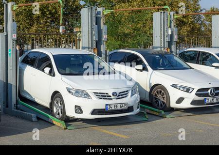 ISTANBUL, TURQUIE - 30 OCTOBRE 2021 : parking extérieur à Istanbul, Turquie. Banque D'Images