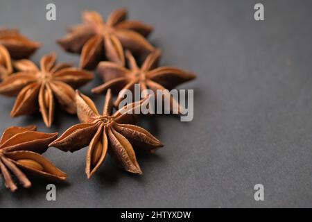 épice à l'anis étoilé sur une surface noire avec mise au point sélective et espace de copie. Il est également connu sous le nom de staranise, graine d'anis étoilé, anis étoilé. Banque D'Images