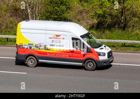 Offres spéciales AutoGlass. Vitres de véhicules spécialisés ; blanc 2019 Ford transit conduite sur l'autoroute M61 Royaume-Uni Banque D'Images