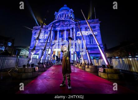 Brandon Inglis, habillé comme Harry Potter, prend un selfie, avec l'installation de Wizarding World Wand à Hull avant qu'il ne visite le Royaume-Uni, en vue de la sortie de fantastiques bêtes: Les secrets de Dumbledore. Date de la photo: Mercredi 2 mars 2022. Banque D'Images