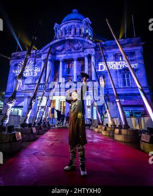 Brandon Inglis, habillé comme Harry Potter, prend un selfie, avec l'installation de Wizarding World Wand à Hull avant qu'il ne visite le Royaume-Uni, en vue de la sortie de fantastiques bêtes: Les secrets de Dumbledore. Date de la photo: Mercredi 2 mars 2022. Banque D'Images