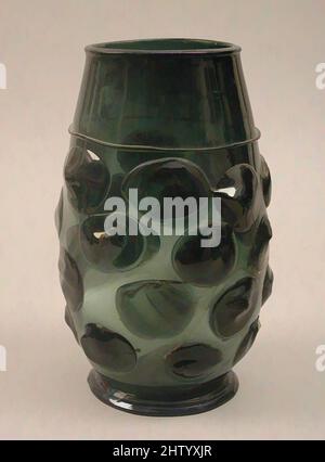 Art inspiré par Beaker, mi-16th siècle, allemand, verre, total: 10 13/16 x 6 1/2 po. (27,4 x 16,5 cm), Glass-Vessels, oeuvres classiques modernisées par Artotop avec une touche de modernité. Formes, couleur et valeur, impact visuel accrocheur sur l'art émotions par la liberté d'œuvres d'art d'une manière contemporaine. Un message intemporel qui cherche une nouvelle direction créative. Artistes qui se tournent vers le support numérique et créent le NFT Artotop Banque D'Images