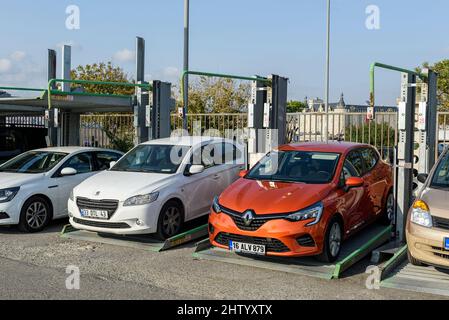 ISTANBUL, TURQUIE - 30 OCTOBRE 2021 : parking extérieur à Istanbul, Turquie. Banque D'Images