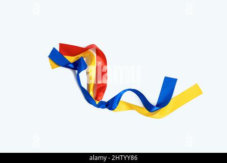 Deux drapeaux la Roumanie et l'Ukraine ont noué sur fond blanc. L'amitié et le don de la Pologne à l'Ukraine pendant la guerre Banque D'Images