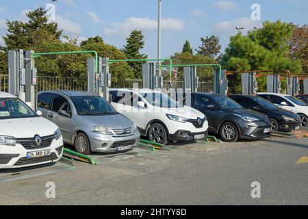 ISTANBUL, TURQUIE - 30 OCTOBRE 2021 : parking extérieur à Istanbul, Turquie. Banque D'Images