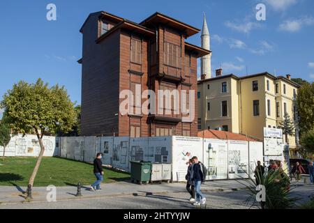 ISTANBUL, TURQUIE - 29 OCTOBRE 2021 : Tursucuzade en bois dans le quartier de Fatih à Istanbul. Banque D'Images