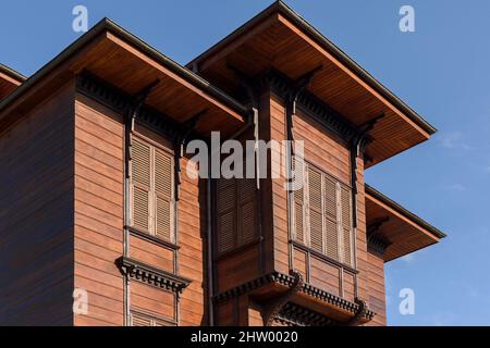 ISTANBUL, TURQUIE - 29 OCTOBRE 2021 : Tursucuzade en bois dans le quartier de Fatih à Istanbul. Banque D'Images