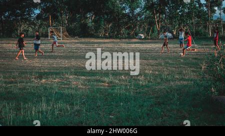 Jouer au football sur le terrain dans l'après-midi à Wonogiri Banque D'Images