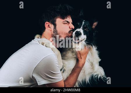 homme embrassant son chien avec amour Banque D'Images