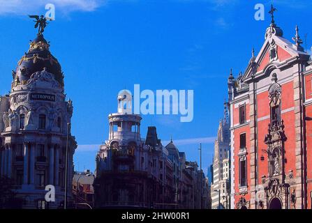 EDIFICIO METROLIS SITUADO EN LA CALLE ALCALA CONSTRUIDO ENTRE 1907 Y 1911 AL FONDO EL EDIFICO GRASSY Y A LA DERECHA LA IGLESIA DE SAN J. AUTEUR: FEVRIER JULES Y RAYMOND. Lieu: EDIFICIO METROPOLIS. MADRID. ESPAGNE. VICTORIA. Banque D'Images