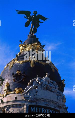 CUPULA REMATADA CON UNA VICTORIA ALADA REALIZADA POR FEDERICO COULLOUT Y COLOCADA EN 1975. AUTEUR: FEVRIER JULES Y RAYMOND. Emplacement : EDIFICIO METROPOLIS. MADRID. ESPAGNE. Banque D'Images