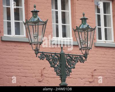Vieux lanternes à gaz à Kaiserswerth Allemagne en face d'une maison rouge, Banque D'Images