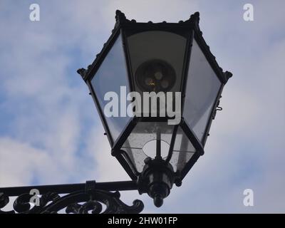 Vieux lanternes à gaz dans Kaiserswerth Allemagne bien entretenu et toujours utilisé, un ciel nuageux Banque D'Images