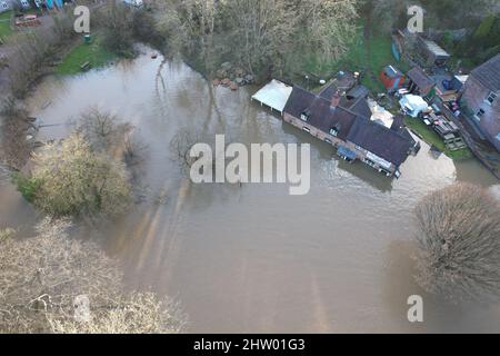 Maisons inondées rivière Severn près d'Ironbridge Angleterre vue aérienne de drone Banque D'Images