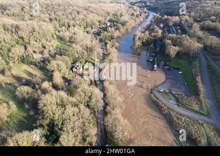 Maisons inondées rivière Severn près d'Ironbridge Angleterre vue aérienne de drone Banque D'Images