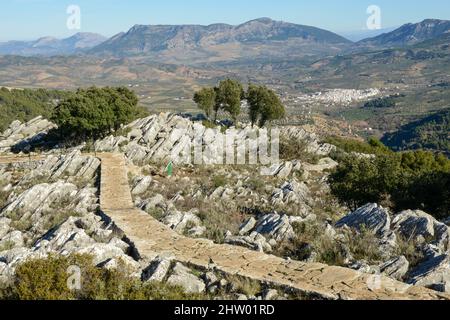 Le village de Yunquera de Mirador del guarda forestal point de vue sur l'Andalousie en Espagne Banque D'Images