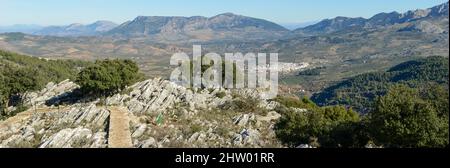 Le village de Yunquera de Mirador del guarda forestal point de vue sur l'Andalousie en Espagne Banque D'Images