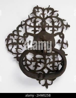 Art inspiré par la poignée de porte, 15th Century, allemand, fer, ensemble (comme si installé): 5 3/16 x 4 1/8 x 1 1/4 po. (13,2 x 10,4 x 3,1 cm), Metalwork-Iron, œuvres classiques modernisées par Artotop avec une touche de modernité. Formes, couleur et valeur, impact visuel accrocheur sur l'art émotions par la liberté d'œuvres d'art d'une manière contemporaine. Un message intemporel qui cherche une nouvelle direction créative. Artistes qui se tournent vers le support numérique et créent le NFT Artotop Banque D'Images